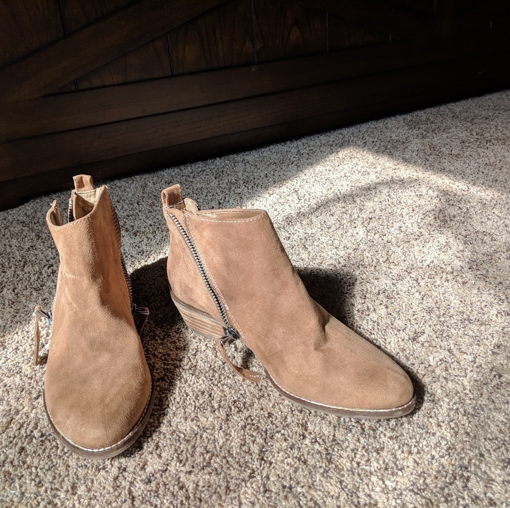 7 1/2 suede double zipper booties